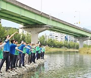 100주년 ‘하이트진로’...EM흙공 활용 맑은 강 하천 만들기