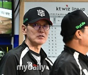 [MD포토] 이강철 감독 'KT가 가을야구 가야죠'