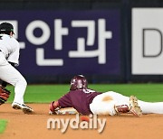 [MD포토] 김건희 '헤드퍼스트슬라이딩으로 2루로 들어가는 포수'