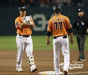 노시환 3안타+구단 최초 10홀드 4명 탄생... 한화, KIA 8-0 제압 '김도영 40-40 부산으로' [MD대전]