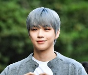 강다니엘, 미소와 하트로 뽐낸 출근길 매력~ [포토엔HD]