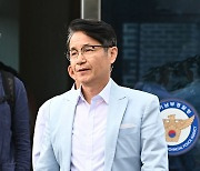 '불법 선거운동' 혐의 최재영 목사 경찰 출석