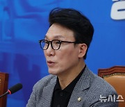 김민석 "대통령실, 김태효 국기 경례 논란 변명해줘…왜놈 대통령실인가"