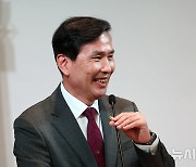 환한 표정의 김선호 차관