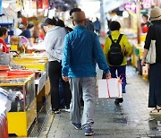 꽃게 사들고 발걸음 옮기는 시민