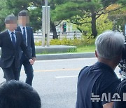 전주지검 들어서는 전 청와대 행정관 신모 씨와 변호인