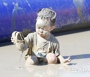 소래포구축제서 머드 체험 즐기는 아이