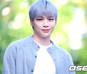 강다니엘, '출근길 매력적인 미소와 함께' [사진]