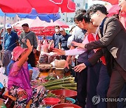 강화풍물시장 상인과 인사하는 한동훈 대표