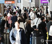 연휴 앞두고 붐비는 인천국제공항