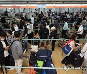 탑승객들로 붐비는 인천공항 체크인 카운터