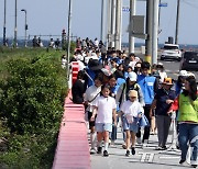 "해안가 산책하며 쓰레기 주워요"