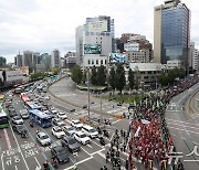 도심 대규모 집회로 세종대로 전면통제