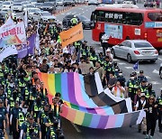 '헌법 기본권' 논쟁 대구퀴어문화축제, 1시간 대치 끝 지연 개최