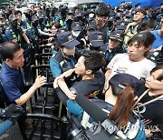 “꺾이지 않겠다”…논란의 대구퀴어축제, 경찰과 대치하다 지연 개최