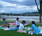 가을 바람 맞으며 휴식 취하는 아이들