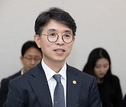 한일중 환경장관회의 앞서 중국과 양자회담하는 김완섭 환경부장관