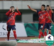 '모재현-이동경 쾅! 쾅!' 김천, 광주 2-0 격파...3연승 달리며 선두 울산과 2점 차 유지