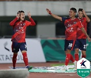 [K리그1 32R] ‘이동경 11호골’ 김천, 광주 2-0 제압... 3연승+선두 울산 2점 차 추격