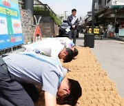 "다신 바가지 No" 큰절 사죄한 소래포구...50만명 몰려