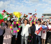 북한 女축구팀 귀국에 평양시민들 열렬히 환영