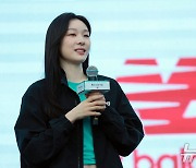 뉴발란스 2024 런 유어 웨이 참석한 김연아