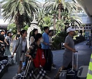 '징검다리 연휴' 제주공항 북적…수만명 관광객 가을날씨 즐겨