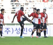 ‘회장사’ 부산 5골 화력쇼→안산 5-0 대파 ‘1부 승격향해 진격’…성남, 전경준 체제서 첫 승점 [K리그2]