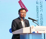 ‘큰 사과가 소리없이’ … 2024 제7회 창원조각비엔날레 개막