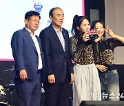 [포토]'레드로드 버스커 페스티벌 2024' 결선 참가상 받는 애프터매스