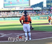 [MD포토] 정우람 '두 아들과 함께 마운드에서 행복한 추억'