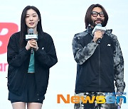 김연아, MC 노홍철과 함께 ‘런 유어 웨이 서울대회’에서 인사 [포토엔HD]