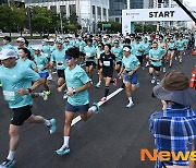 힘차게 달려 나가는 ‘2024 런 유어 웨이 서울대회’ 참가자들 [포토엔HD]