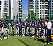 'KBO 레전드' 류지현·최일언, 광명리틀야구단 원포인트 레슨