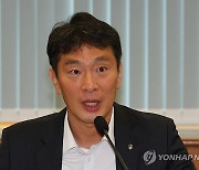 이복현 "고려아연 공개매수 경쟁 과열…불법행위 엄정조치"(종합)