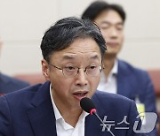 답변하는 박종현 방송통신심의위원회 감사실장