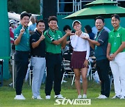 [STN포토]하나금융그룹 소속 선수들, '리디아고 최고!'