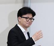 최고위원회의 입장하는 한동훈 대표