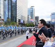 국군 장병들 시가행진에 박수치는 윤석열 대통령