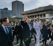 윤석열 대통령, 국군의날 국민과함께 행진