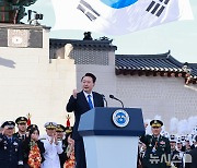 군 장병들과 파이팅 외치는 윤석열 대통령