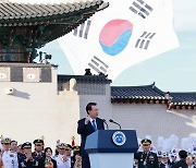 윤석열 대통령, 군 장병들과 함께 파이팅