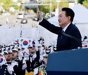 尹 "장병 여러분 무한히 신뢰, 힘껏 응원"…2년 연속 국군의날 시가행진