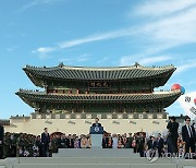 윤석열 대통령, 국군의날 시가행진 장병 격려