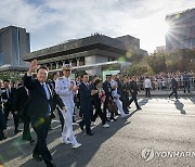 윤석열 대통령, 국군의날 국민과 함께 행진