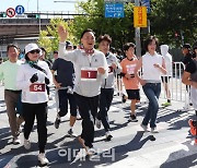 [포토] 국제평화마라톤 참가한 조성명 강남구청장