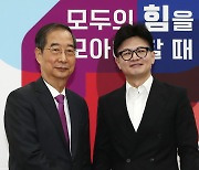 악수하는 한덕수 총리와 한동훈 대표