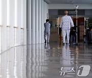 '의정갈등 4개월'…진료환자 209만명 줄고 사망자 2129명 늘어