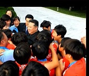 김정은, U-20 여자축구팀 격려