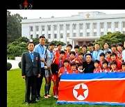 김정은, U-20 여자 월드컵 우승 선수들 격려